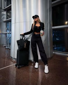 Cropped Ref 47843 Blazer Ref 47849 Calça Ref 45068 #Aerolook #ZenOficial Comfy Airport Outfit, Airplane Outfits, Travel Photoshoot, Airport Fits, Airport Photos, Model Poses Photography, Airport Outfit, Fall Fashion Outfits, Casual Fall Outfits