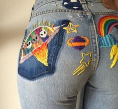 Style Comeback du Jour: Tattooed Jeans Jeans With Patches, Pale Aesthetic, Messy Nessy Chic, Mode Tips, Diy Vetement, Girl Rainbow, Bohol, Embroidered Jeans, Vintage Photographs