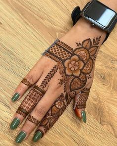 Modern Mehndi Designs Right Hand, Mendhi Designs Latest Back Hand, Modern Mehndi Designs Aesthetic, Party Mehndi Designs Simple, Designer Mehndi Back Hand, New Floral Mehndi Design, Bold Mehndi Designs Back Hand Simple, Back Of Hand Mehndi Design, Back Hand Stylish Mehndi Designs