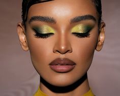 2023 Palette, Green Eyeshadow Look, Cut Crease Eye Makeup, Crayon Eyeliner, Brown Eyes Pop, Green Smokey Eye, Bold Eye Makeup, Makeup News, Bold Eyes