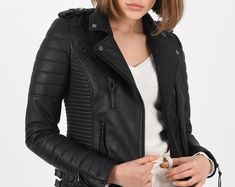 Chaqueta de cuero para mujer / Chaqueta de cuero de piel de cordero genuina / Chaqueta de motociclista / Chaqueta de motocicleta / Nueva chaqueta de ajuste hecha a mano / Chaqueta de cuero negro - Etsy España Leather Jacket Women, Western Women, Women Coat, Clothing Black, Gorgeous Leather, Women Jacket, Leather Dresses