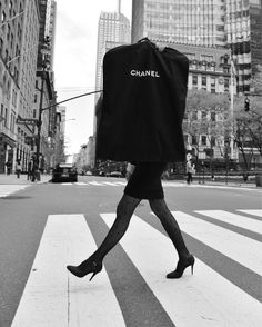 Christie Tyler, Chanel Aesthetic, Vintage Chanel Bag, Chanel Cruise, Black And White Aesthetic, Vintage Vogue, Black N White