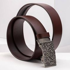 The large-size leather belt for women or men, featuring a Western-style buckle, model Gesupo, is perfect for completing and enhancing your look! Its smooth leather and Western-patterned buckle will give you an unparalleled and unique appearance. A must-have for any woman or man who values style! Luxury Brown Belt With Buckle Closure, Elegant Brown Belt Buckle, Brown Belt With Rectangular Buckle For Business, Brown Belts And Suspenders With Antique Buckle For Business, Western Leather Belt, Classic Office, Retro Western, Western Belt, Belt For Women