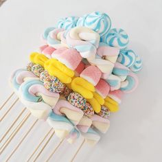 Pincho Brocheta de Chuches Azul, Rosa y Amarillo - Candy Skewer Blue, Pink and Yellow Lolly Skewers, Candy Skewers, Marshmallow Skewers, Bbq Party Invitations, Monster 1st Birthdays, Crochet Store, Yellow Candy, Marshmallow Treats