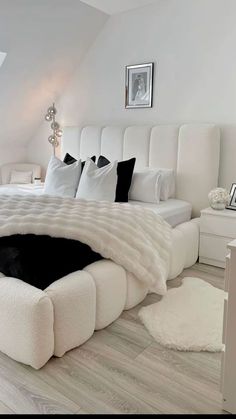 Cloud Bed Aesthetic, Modern Bedroom Design Minimalist, Small Room Makeover, Bedroom Ideas For Small Rooms Cozy, Dream Bedroom Inspiration, White Room Decor, Luxury Room Bedroom, Classy Bedroom, Dream Apartment Decor