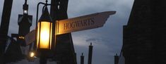 a street sign that reads hogwarts on it