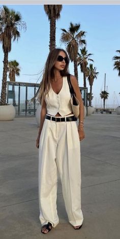 Vest Outfits, White Suit with Vest, Vest Outfits, Spring Outfits, Women's Suit. 2025 Outfits, Moda Over 40, Palm Springs Outfit, Minimal Stil, Minimalist Moda, How To Look Expensive, Cute Vacation Outfits, Spring Trends Outfits, Chique Outfits