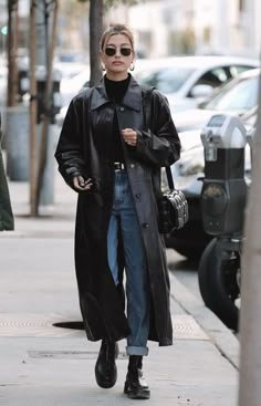 🖤 Look urbano y moderno: abrigo largo de cuero, jeans relajados, botas negras y accesorios sofisticados para un estilo impecable en la ciudad.   #Moda #Estilo #OutfitDelDía #ModaUrbana #Tendencias #StreetStyle #LookModerno #Fashion 90s Celebrity Fashion, Trench Coat Street Style, South African Celebrities, Celebrity Style Men, Celebrity Fashion Fails, Celebrity Style Dresses, Celebrity Fashion Outfits, Mode Editorials, Celebrity Style Icons