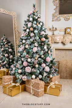 Pink-themed Christmas tree decorated with soft pastel ornaments and gold accents. Cute Christmas Tree Ideas, Pink Christmas Tree Decor, Cute Pink Christmas, Xmas Tree Decoration, Elegant Christmas Trees, Traditional Christmas Tree