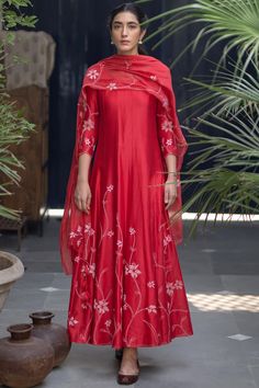 Featuring a poppy red anarkali in chanderi base with soft blush floral appliques work. It is paired with a matching dupatta.  FIT: Fitted at bust. COMPOSITION: Chanderi. CARE: Dry clean only. Chanderi Anarkali, Floral Anarkali, Anarkali With Dupatta, Designer Anarkali Dresses, Designer Anarkali, Designer Saree Blouse Patterns, Trendy Dress Outfits