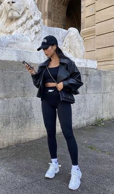 Sporty Leggings Outfit, Leggings Outfit Casual, Modele Fitness, Look Legging, Leggings Outfits, Perfect Leggings, Legging Outfits, Leather Jacket Outfits, Sport Chic