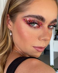 Jeweled Makeup, Makeup Ideas With Glitter, Bejeweled Makeup, Gemstone Makeup, Ballerina Bride, Karneval Diy, Festive Makeup, Coachella Makeup, Festival Makeup Glitter