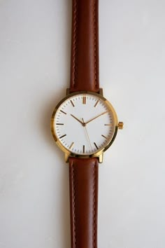 Brown Watches Women, Classic Watch Women, Brown Minimalist, Pretty Watches, Watch Womens, Classy Watch, Trendy Watches, Vintage Watches Women, Brown Watches