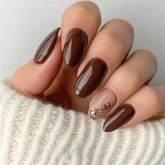 #unghie #unghiecorte #autumn #autunno #fallnails Brown Nails With Brown Tips, Chocolate Mocha Nails, Fall Nail Colors Oval Shape, October Nail Inspo 2024, Brown Nails Thanksgiving, Simple Brown Fall Nails, Cute And Simple Almond Nails, Malaga Wine Nails Design, October Nails Ideas Almond