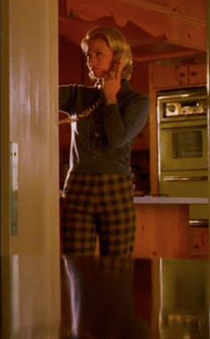 Betty Draper: Cigarette Pants Fashion 60s, 1960 Fashion, 60s Vintage, 60s Fashion, Plaid Pants, Clothes Ideas