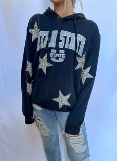 ☆Unique, one-of-a-kind sweatshirt with star rhinestone patches attached. ☆Size: XL ☆The second-hand materials have been modified, altered, and/or upcycled. ☆Second-hand materials may have small imperfections that enhance its individual character. ☆RariTees by KEO is not affiliated, sponsored, endorsed, and/or licensed by the NFL, MLB, NHL, NBA, NCAA, or any college and/or professional sports team/league. Cotton Sweatshirt With Star Patch For Streetwear, Sporty Cotton Sweatshirt With Star Print, Fall Cotton Sweatshirt With Star Patch, Fall Cotton Sweatshirt With Star Print, Fall Star Print Cotton Sweatshirt, Long Sleeve Cotton Sweatshirt With Glitter Print, Cotton Glitter Print Long Sleeve Sweatshirt, Rhinestone Patches, Rhinestone Sweatshirt