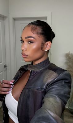 Middle Part High Bun, Middle Bun, Middle Part Bun, Feminine Baddie, Chloe Core, Hairstyles Afro, Blonde Bun, Air Style, Easy Bun