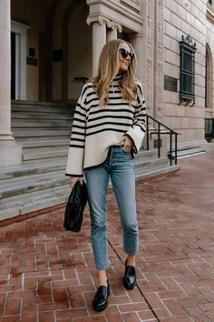 Black Loafers Outfit, Trendy Mom Outfits, Mom Cut, Chique Outfit, Loafers Outfit, Oversized Striped Sweater, Mode Tips