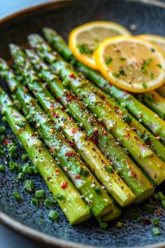 Grilled asparagus spears garnished with chopped chives, sesame seeds, and red pepper flakes, served with lemon slices. Raw Asparagus Recipes, Crockpot Asparagus Recipes, Healthy Asparagus Recipes, Asparagus Ideas, Roast Asparagus, Cooking Asparagus, Asparagus Side, Quick Meal Ideas, Elegant Dishes