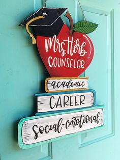 a wooden sign hanging on the side of a blue door that says, mistere consultor