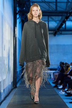 Skirt Heels, Sheer Skirt, Minimalist Dresses, Party Skirt, Vogue Russia, Spring Fashion Trends, Fashion Weeks, Runway Collection, Fashion Show Collection