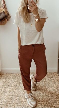 Moda Pin Up, Look Boho Chic, Summer Outfits Women Over 40, Summer Trends Outfits, Stil Boho, Brown Pants, Casual Fall Outfits