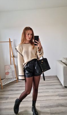 Tenue avec short en cuir noir Outfit Jupe En Cuir, Look Short En Cuir, Outfit Short En Cuir, Short Cuir Outfit, Outfit Jupe Cuir, Short Beige Cuir, Ourdit Short Cuir, Gilet Outfit