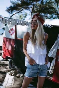 Scandinavian Lifestyle, Bohemian Women, Boho Fashion Summer, Chic Flowers, Folk Dresses, Boho Summer, Summer Outfit Inspiration, Boho Vibe, Hippie Chic