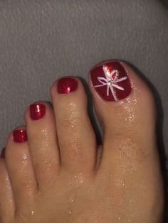 Christmas package toe nail design. Christmas Toes, Nail Art Noel, Christmas Package, Holiday Nails Christmas, Pretty Toe Nails, Pedicure Designs, Nails Christmas, Nails Polish