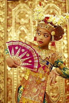 Cultura de Bali é mágica e encantadora. Cultural Beauty, Dancers Art, Fantasy Costumes, Golden Child