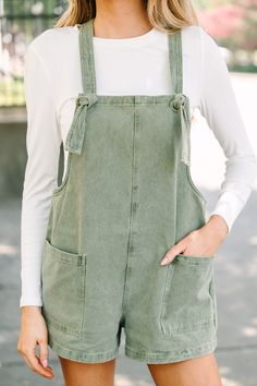 These overalls are just so cute and casual! They are going to look so fun to style! you can pair this linen overalls with tees or tanks in the summer, with long sleeve tops or bodysuits in the fall!
Square neckline
Adjustable tied straps
Pockets
Denim fabric
No stretch
London is wearing the small. Stylish Fits, Linen Overalls, Winter Attire, Vintage Mom, Gardening Outfit, Summer Fits, Denim Overalls, All You Can, In The Fall