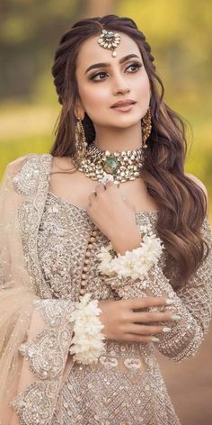 Shaadi Hairstyles, Zarnish Khan, Reception Hairstyles, Hairstyles For Gowns, Bridal Hairstyle Indian Wedding, Hair Style On Saree, Engagement Hairstyles, Bridal Hairdo, Bridal Hair Buns