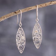 Working in the time-honored art of filigree Eda Arroyo in Peru creates these beautiful dangle earrings. The earrings are formed from 950 silver in elliptic shapes reminiscent of leaves. Filigree Jewellery, Ad Earrings, Filigree Jewelry, Filigree Earrings, Silver Jewelry Handmade, Metal Work, Silver Filigree, Jewellery Design, Simple Earrings