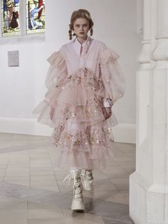 Simone Rocha Fall 2021 Features Patchwork and Regencycore | POPSUGAR Fashion Wedding Dresscode, Space Fashion, Upcycling Ideas, Nice Clothes, Trend Fashion, Mode Inspiration, Lookbook Outfits, Looks Vintage, Couture Fashion