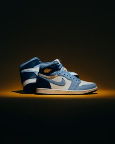 The Air Jordan 1 High OG ‘First in Flight’ pays tribute to North Carolina’s pioneering spirit and the Wright brothers’ historic flight. This women’s edition showcases UNC’s iconic white and blue with navy and yellow accents over a textured white leather base. Special features include a “First in Flight” tab beneath the tongue label and a custom aviation-themed insole logo, subtly nodding to its aviation-inspired design. Krewe Sunglasses, Blue Chill, Jordan Ones, Wright Brothers, Womens Air Jordans, Jordan 1 High Og, Air Jordan 1 Retro High Og, Nike Air Max For Women, Air Jordan 1 Retro High