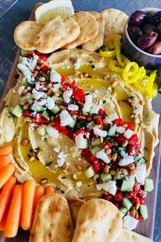 loaded hummus on a board Loaded Hummus Board, Charcuterie Board Humus, Pita Charcuterie Board, Hummus Serving Ideas, Hummus Charcuterie Board, Hummus Board, Loaded Hummus, Hummus Platter, Charcuterie Appetizers