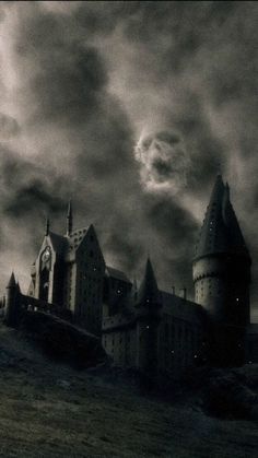 Harry Potter Lock Screen, Photo Harry Potter, Lock Screen Photo, Academia Aesthetic Wallpaper, Slytherin Wallpaper, Harry Potter Phone, Citate Harry Potter