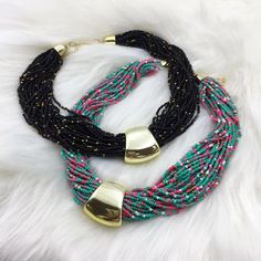 Ce magnifique collier ras du cou en perles est le complément parfait à votre garde-robe. Fabriqué avec des pierres naturelles et doté d'un design multicouche, ce collier rehaussera votre style. Les accents de couleur or ajoutent une touche de glamour, ce qui en fait un choix classique.

 Type de métaux : Alliage de zinc

 Matière : Plastique

 Type d'article : Colliers Colorful Metal Beaded Necklaces For Party, Party Colorful Metal Beaded Necklace, Multi-strand Large Beads For Party, Party Multi-strand Large Beads, Large Multi-strand Beads For Party, Party Large Multi-strand Beads, Multicolor Multi-strand Beaded Necklaces With Gold Beads, Colorful Multi-strand Beads For Party, Party Multi-strand Beaded Necklace With Large Beads