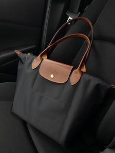 Ĺongchamp Le Pliage M Longchamp Bag Aesthetic, Longchamp Le Pliage Outfit, Full Black Outfit, Long Champ, Classy Purses, Uni Bag, Tote Bags For School