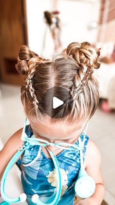 Ale Munoz : motherhood on Instagram: "Hoy les comparto el tutorial de peinado que le hice a Emi para su clase de gimnasia: dos dutch braids que terminan en dos braided messy buns. #hairstyletutorial #kidshairstyles #hairstyles #peinadosparaniñas" Braided Messy Buns, Dutch Braids, Messy Buns, Buns