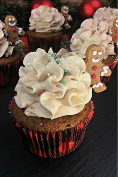 Want to make your own, super festive, Christmas cupcakes this year!? These creative dessert recipes will give you the inspiration you need to bake your own this holiday season! English Christmas Cake Recipe, Men Cupcakes, Snowflake Recipes, Holiday Recipies, Cinnamon Buttercream, Gingerbread Cake Recipe, Cupcakes For Men, Fluffy Cupcakes