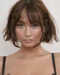 Partial Bangs Short Hair, Short Bob With Bangs Oval Face, Short Hair Flicked Out, Shaggy French Bob With Fringe, French Bob Oblong Face, French Shaggy Bob, Bob With Fringe Round Face, Shattered Bob Short, Brown Bob With Fringe