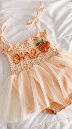 One Sweet Peach Outfit, Babygirl First Birthday Themes, One Sweet Peach Birthday Photoshoot, Clementine First Birthday, One Sweet Peach First Birthday Party, Peaches First Birthday Party, Peach First Birthday Pictures, One Peach Birthday