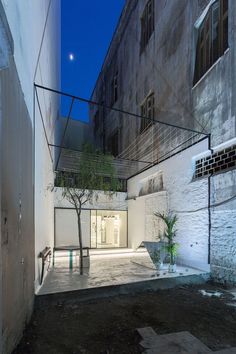 an empty courtyard with a tree in the middle