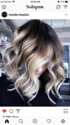 Pelo Bob Ondulado, Bayalage Brunette, Babylights Hair, Blonde Hair With Roots, Warm Balayage, Blonde With Dark Roots, Brunette Balayage, Dark Roots Blonde Hair, Balayage Hair Blonde