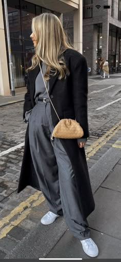 Grey Palazzo Outfit, Minimalist Winter Outfit, Wide Leg Trousers Outfit, Casual Chic Winter, Wide Leg Outfit, Boyfriend Coat, Oversize Outfit, Wide Leg Pants Outfit, Capsule Wardrobe Outfits