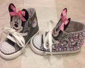 Minnie Mouse custom crystal and pearl infant/toddler converse Rhinestone Converse, Tenis Converse, Minnie Mouse Shoes, Toddler Converse, Diy Sneakers, Bling Crafts