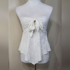 #1724 Condition: Nwot. No Flaws Noticed. In Excellent Condition. Brand: Shein Size: 6 --"Ptp": 15in (Flat), 18in (Stretched) --Length: 15in-17in Color: White --Beautiful Lace Floral Design! --Keyhole On The Front W/ Tie! --Smocked On The Back! --Asymmetrical Hems! Material: 100% Polyester White Feminine Bandeau Tube Top, Feminine White Bandeau Tube Top, White Feminine Tube Top For Summer, Feminine White Tube Top For Summer, White Strapless Feminine Top, Summer Wedding Sleeveless Tube Top, White Feminine Tube Top For Spring, Feminine White Tube Top For Spring, Bandeau Tube Top For Spring Wedding