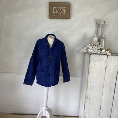 Hello and welcome to the Textile Trunk! Please follow us on Instagram, we are @textiletrunk A wonderful authentic blue French chore coat or workwear jacket! ~ These textiles are such wonderful finds! This jacket is wonderful and sturdy! This jacket dates to the 1940s. These jackets are wonderful, lightweight, and super versatile! This piece has a stamp in the back of '489239'. ~ ~ Unique , one of a kind always, these textiles become works of art with time and use . These coats were used througho Vintage Dark Wash Utility Jacket For Work, Vintage Blue Denim Jacket, Pre-washed Blue Outerwear For Work, Vintage Indigo Outerwear For Fall, Vintage Indigo Outerwear For Work, Vintage Blue Denim Outerwear, Vintage Blue Outerwear, Vintage Blue Utility Jacket With Pockets, Vintage Denim Blue Utility Jacket