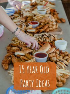 Teenage Birthday Party Food, Teen Backyard Party, Food For Teenage Boys, Teen Bonfire Party Ideas, Teenage Dinner Party, Teen Birthday Food Ideas, 15th Birthday Ideas For Boys, Birthday Ideas For 15th Girl, 16th Birthday Party Food Ideas